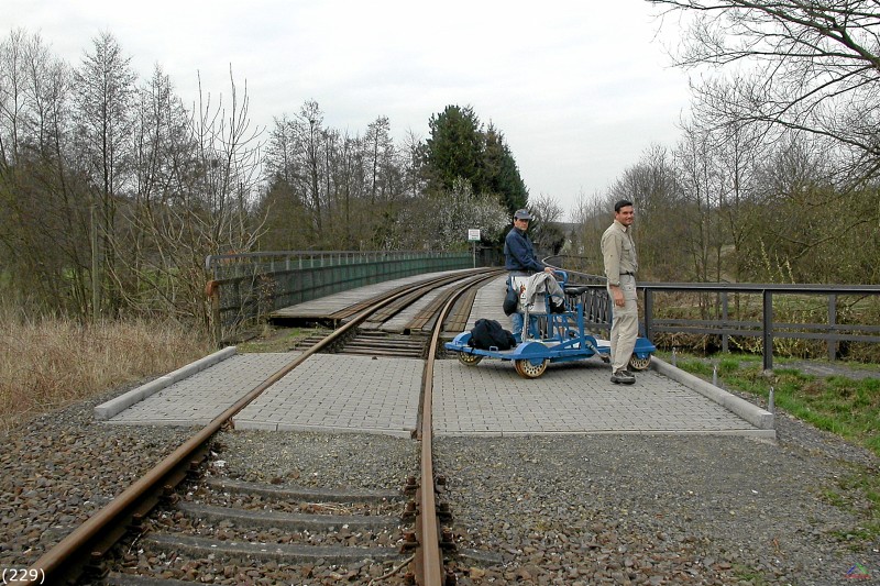 Bahn 229.jpg - Für eine längere Rast wird die Draisine einfach aus den Schienen gehoben.